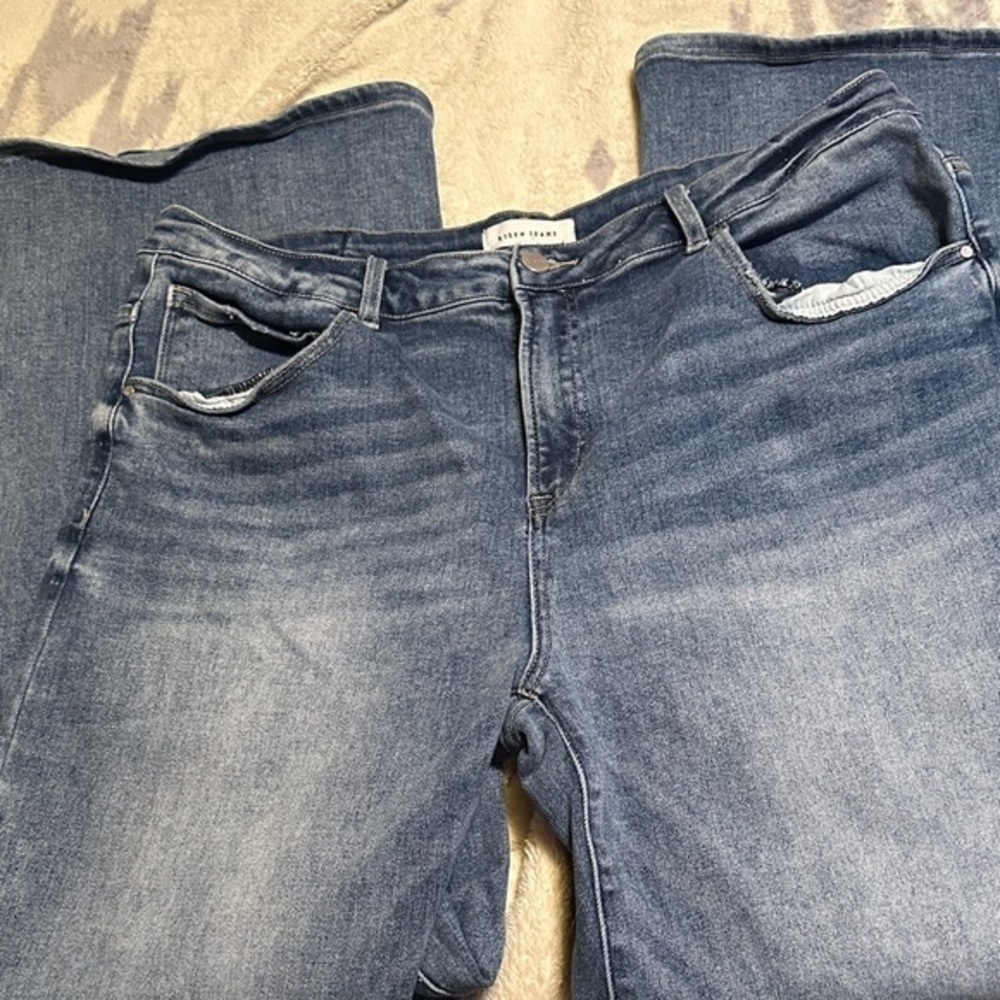 656. Risen jeans Sleek Denim Flare Jeans with frayed hem size 9